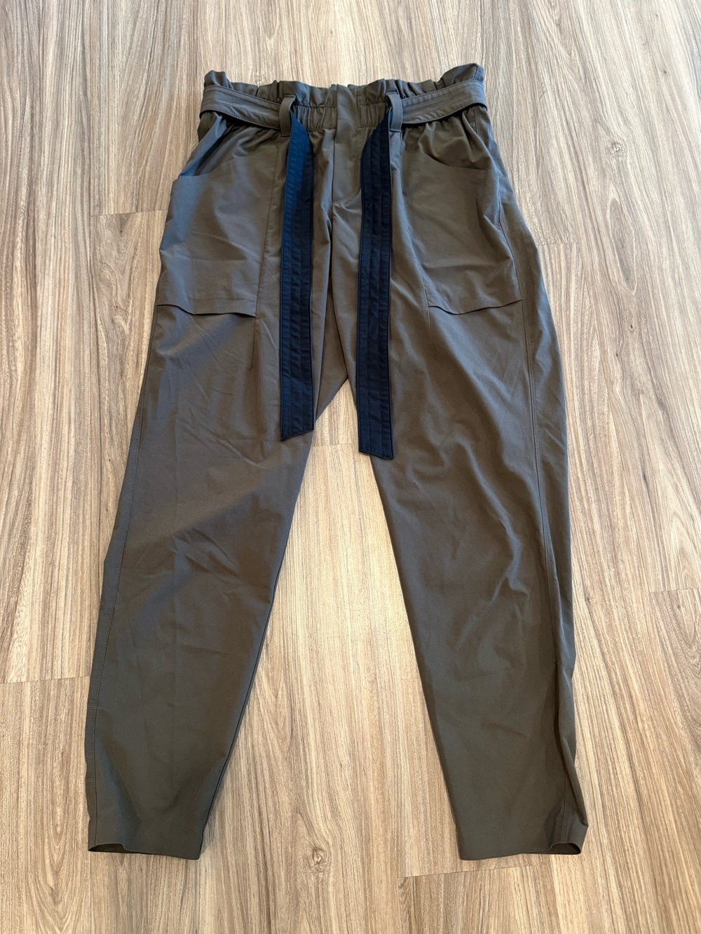 Athleta Skyline Stretch Olive Tapered Drawstring Paper Bag Waist Pants Size 6